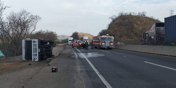 Sin lesionados tras volcadura en la autopista Manzanillo-Colima; atienden PC Manzanillo y Guardia Nacional