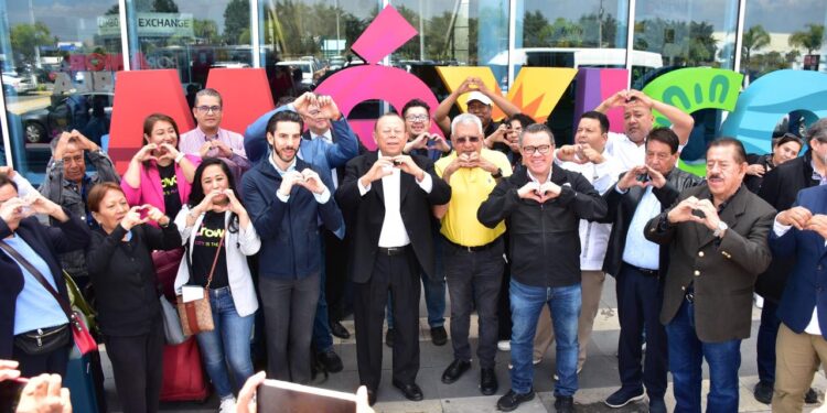Llegan a Puebla los primeros pasajeros del vuelo directo desde Newark