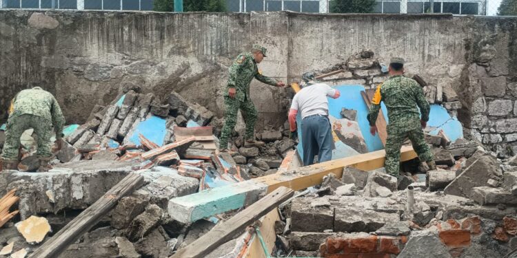 Fuerzas Armadas brindan apoyo a familias afectadas por derrumbe en Apizaco