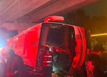 Gobierno del estado de Puebla brinda atención a estudiantes tras volcadura de autobús