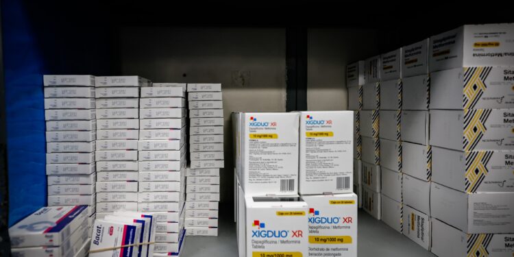 Reporta CENADI del ISSSTE un abasto nacional de 97% de medicamentos