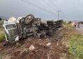 CRUM brinda atención a conductor de tractocamión volcado en la autopista Colima-Manzanillo