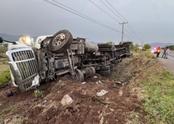 CRUM brinda atención a conductor de tractocamión volcado en la autopista Colima-Manzanillo