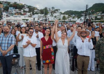 La Gobernadora Indira Vizcaíno acompañó a alcaldesa Rosi Bayardo en rendición de cuentas a manzanillenses