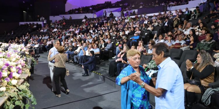 Gobierno estatal celebra a papás con recital musical para unir a las familias poblanas