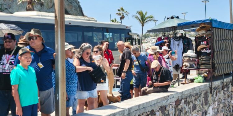 Recibe Mazatlán al “Carnival Panorama” con más de 4 mil cruceristas