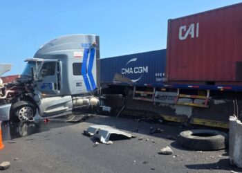 Accidente de tractocamión mantiene obstruida la autopista Colima–Manzanillo, alerta UEPC