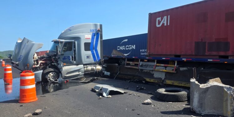 Accidente de tractocamión mantiene obstruida la autopista Colima–Manzanillo, alerta UEPC