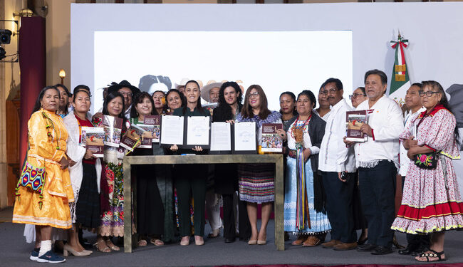 Claudia Sheinbaum firma convocatoria para consulta de iniciativa de Ley General de Derechos de los Pueblos Indígenas y Afromexicanos