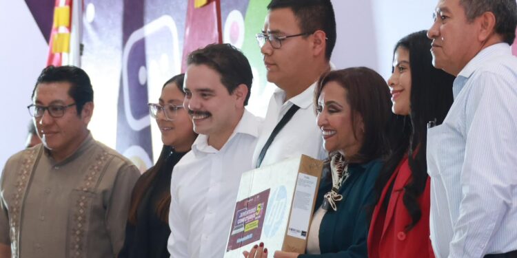 Apoya gobierno de Tlaxcala a las juventudes con laptops y tablets
