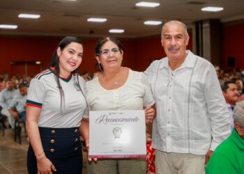 Indira Vizcaíno entrega estímulos a personal de apoyo y asistencia a la educación