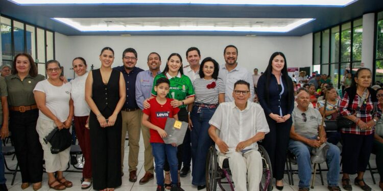 Indira Vizcaíno otorgó más de 300 aparatos auditivos a personas de todo el estado y acompañó entrega de tarjetas JCF