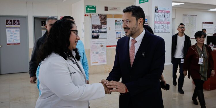 Supervisa Martí Batres quirófanos rehabilitados en el Centro de Cirugía Ambulatoria en Ciudad de México