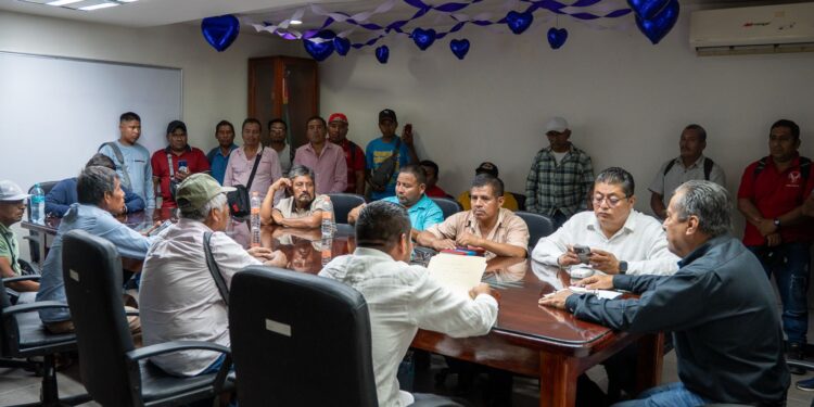 CICAEG atiende a comunidades de San Luis Acatlán y da seguimiento a obra carretera ya programada