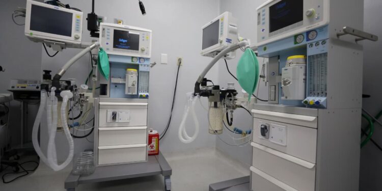 Resalta Martí Batres reconstrucción total de cinco quirófanos en el Centro de Cirugía Ambulatoria del ISSSTE