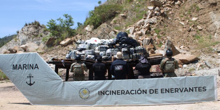Marina y la FGR incineran más de tres toneladas y media de Clorhidrato de Cocaína en Acapulco, Guerrero