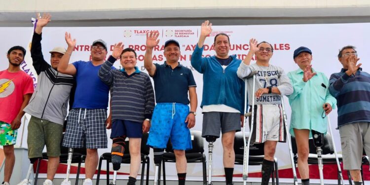 Encabeza Lorena Cuéllar entrega de ayudas funcionales para personas con discapacidad.