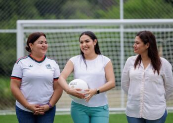 Indira Vizcaíno entregó cancha de futbol 5 en San Joaquín, Cuauhtémoc