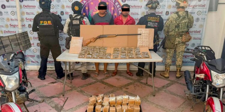 Detiene FGEGuerrero a dos personas en flagrancia y asegura probable droga, un arma y vehículos en Juan R. Escudero