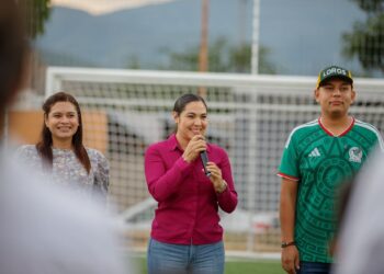 La Gobernadora Indira Vizcaíno entregó nueva cancha de futbol 5 en Coquimatlán