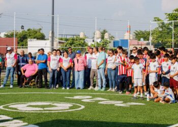 Gobernadora de Colima entregó nueva cancha de futbol 5 en la colonia La Reserva de La Villa