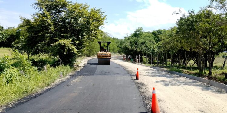 Avanza al 90 % la pavimentación del camino Guayabillo en Tecpan