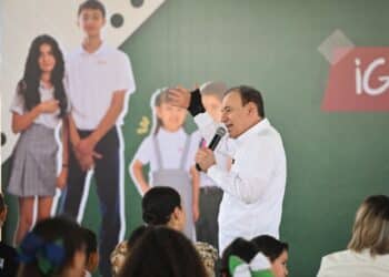 Con orden y agilidad entrega Gobierno de Sonora uniformes escolares gratuitos en Hermosillo: SEC