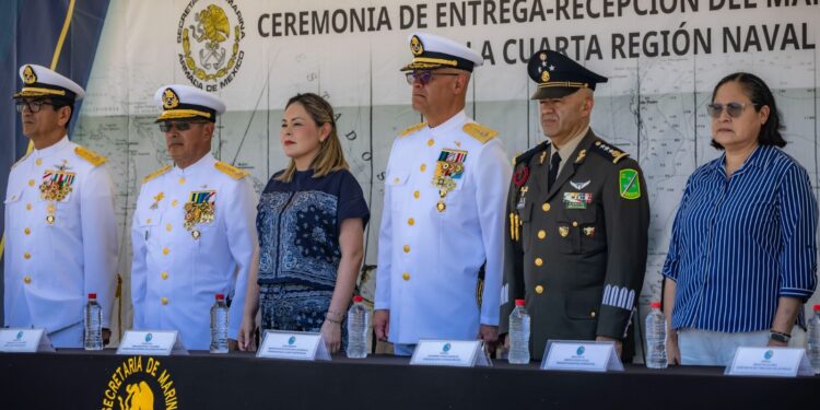 Atestigua Gobernadora Yeraldine Bonilla ceremonia de entrega-recepción del mando de armas de la Cuarta Región Naval
