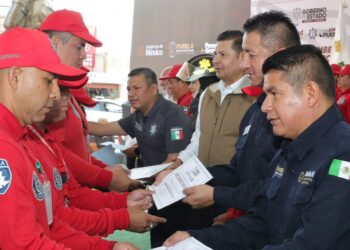 Con vivienda y equipamiento, gobierno estatal reconoce entrega heroica de bomberos