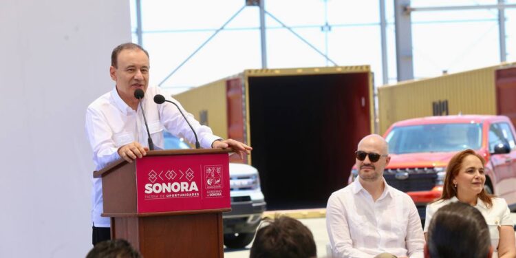 Puerto de Guaymas potencia su capacidad logística con llegada de grúas especializadas: Gobernador Durazo