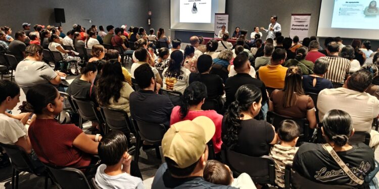 Gobierno de Indira Vizcaíno impulsa el autoempleo como vía hacia la formalidad; participan 350 personas en sesión informativa