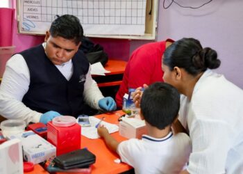 Continúa SS el tamizaje metabólico en escuelas de Colima para detectar riesgos de salud desde la infancia