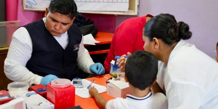 Continúa SS el tamizaje metabólico en escuelas de Colima para detectar riesgos de salud desde la infancia