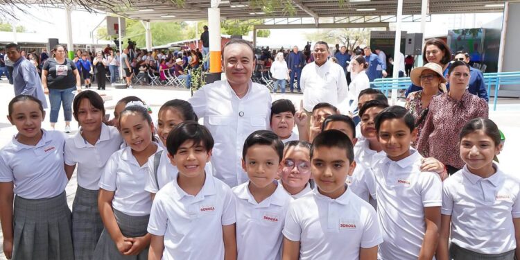 Arranca Alfonso Durazo de manera exitosa ciclo escolar con entrega de uniformes y libros de texto gratuitos