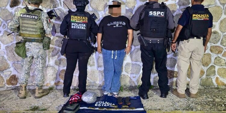 Detiene SSP Guerrero a una mujer con municiones, cargadores y probable marihuana en Acapulco